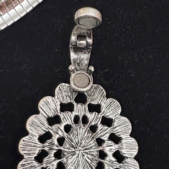 Elegant Silver Necklace with Pendant - Picture 7 of 8